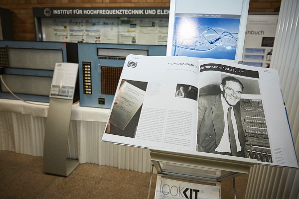 20171013-CN-12-005.jpg - Ausstellung im Foyer, u. a. mit der original Lernmatrix nach Karl Steinbuch (um 1960)