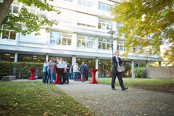 20171013-CN-12-022.jpg - Prof. Hanselka verlässt das Institutsgebäude der Nachrichtentechnik, die alte Wirkungsstätte von Prof. Karl Steinbuch