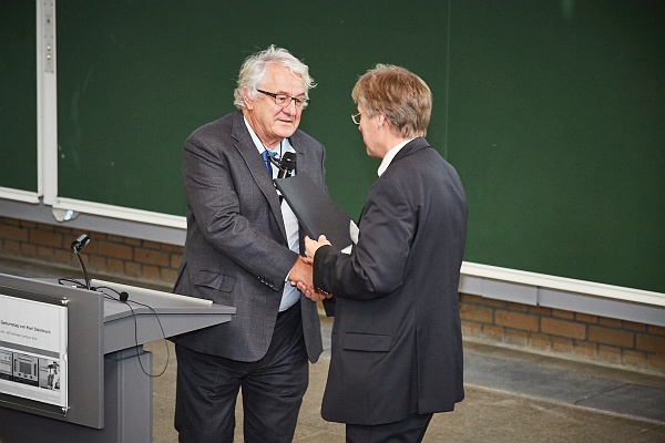 20171013-CN-12-074.jpg - Übergabe der Diplomarbeit von 1968 an Prof. Dr. h. c. Hasso Plattner durch Prof. Dr.-Ing. Holger Hanselka