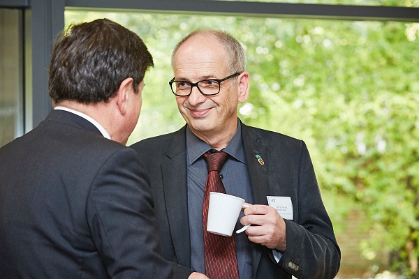 20171013-CN-12-158.jpg - Gespräche im Foyer