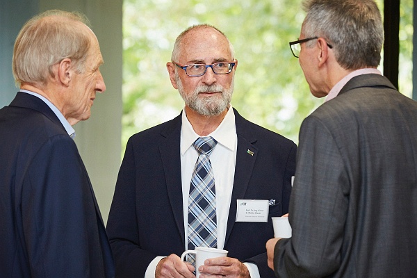 20171013-CN-12-159.jpg - Gespräche im Foyer