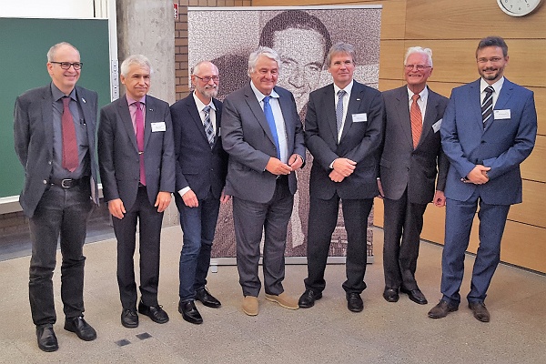 20171013_165738.jpg - Feier zum 100sten Geburtstag von Karl Steinbuch am 13.10.2017v. l. n. r.: Prof. Dr. rer. nat. Wilhelm Stork, Prof. Dr.-Ing. Dr. h. c. Jürgen Becker, Prof. Dr.-Ing. Klaus D. Müller-Glaser, Prof. Dr. h. c. Hasso Plattner, Prof. Dr.-Ing. Holger Hanselka, Prof. Dr.-Ing. Winfried Görke, Prof. Dr.-Ing. Eric Sax