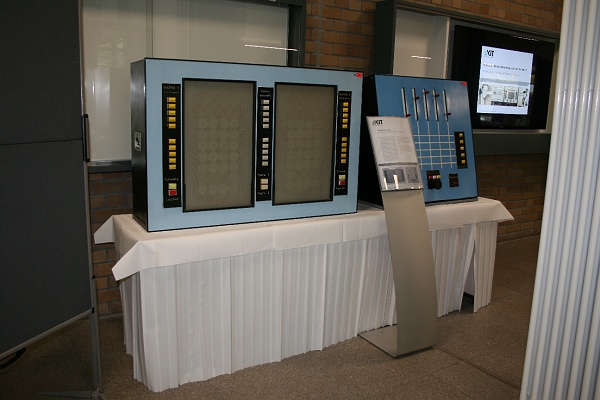 IMG_1874.JPG - Ausstellung im Foyer, u. a. mit der original Lernmatrix nach Karl Steinbuch (um 1960)