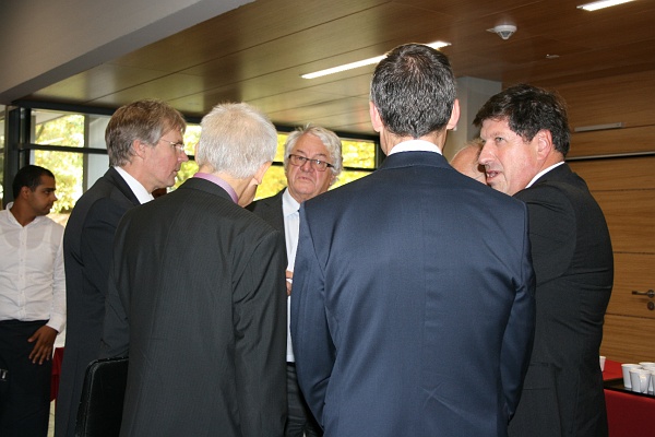IMG_1927.JPG - Gespräche im Foyer